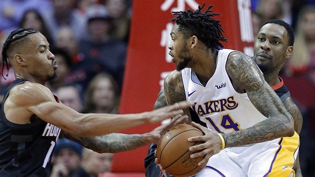 Gerald Green (vlevo) a Tarik Black z Houstonu brzd Brandona Ingrama z LA Lakers.