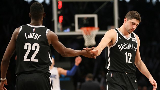 Caris LeVert a Nik Stauskas z Brooklynu si blahopej.