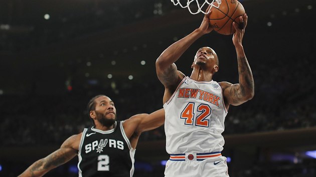 Kawhi Leonard (vlevo) ze San Antonia brn Lance Thomase z New Yorku.