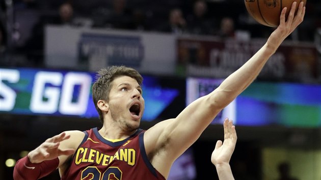 Kyle Korver z Clevelandu don m do koe Portlandu kolem Pata Connaughtona.