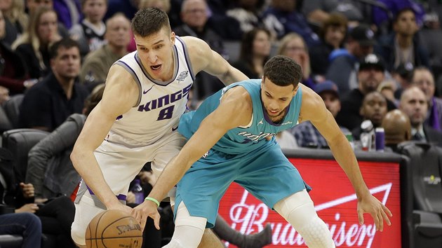 Bogdan Bogdanovi (vlevo) ze Sacramenta a Michael Carter-Williams z Charlotte v souboji o m.