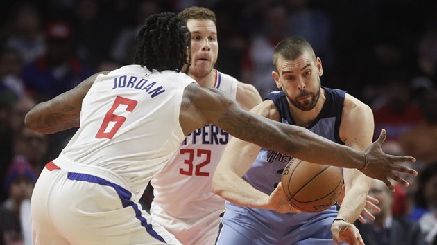 Marc Gasol (vpravo) z Memphisu po tlakem DeAndreho Jordana a Blakea Griffina z LA Clippers.