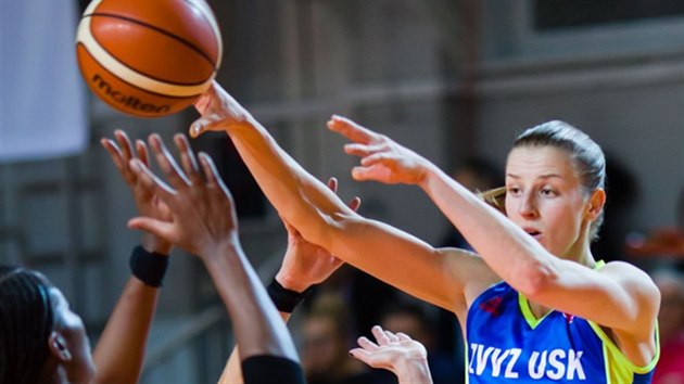 Kate�ina Elhotová (vpravo) z USK Praha p�ihrává v duelu s Polkowicemi.