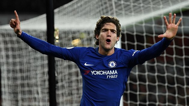 Marcos Alonso z Chelsea oslavuje gl proti Arsenalu.