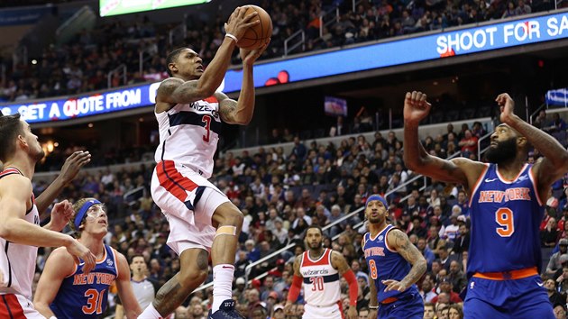 Bradley Beal (u me) z Washingtonu najd do koe New Yorku, sleduje ho spoluhr Tom Satoransk (vlevo) z Ron Baker (31) i Kyle O'Quinn (9).