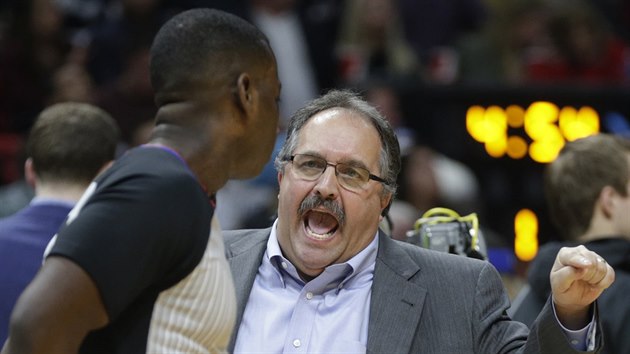 Stan Van Gundy, trenr Detroitu, se pe s rozhodm.