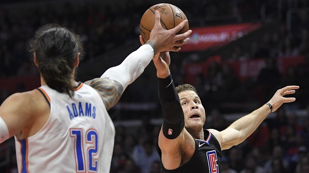 Blake Griffin (vpravo) z LA Clippers bojuje o m se Stevenem Adamsem z Oklahoma City.