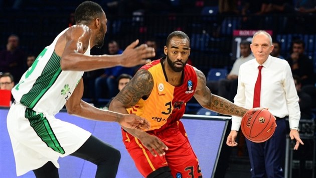 DaJuan Summers (u me) z Galatasaraye Istanbul to kolem JaJuana Johnsona z Darssafaky. Sleduje je Erman Kunter, trenr Galatasaraye.