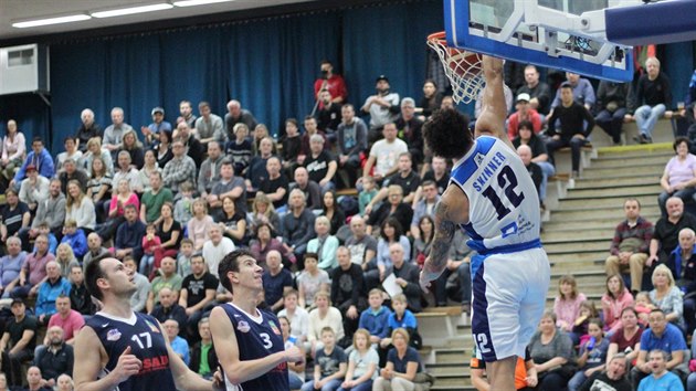 Kolnsk basketbalista Lee Skinner smeuje na ostravsk ko, sleduj ho Petr Bohak (17) a Strahinja Stojai.