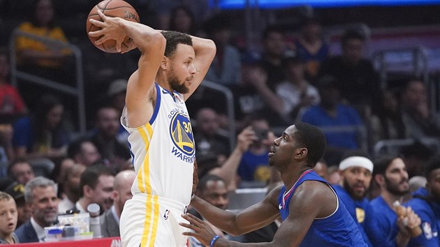 Stephen Curry (vlevo) z Golden State brnn Jawunem Evansem z LA Clippers.