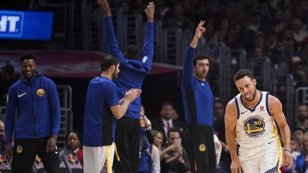 Stephen Curry (vpravo) z Golden State slav trefu proti LA Clippers.