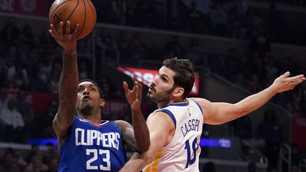 Lou Williams (vlevo) z LA Clippers zakonuje kolem Omriho Casspiho z Golden State.