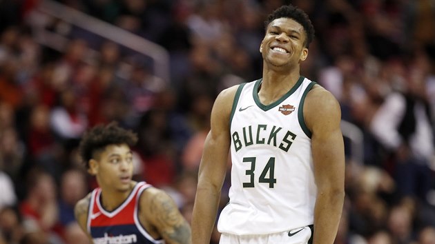 Janis Adetokunbo z Milwaukee je spokojen s vsledkem ve Washingtonu, Kelly Oubre m do toku.