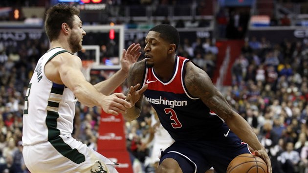 Matthew Dellavedova (vlevo) z Milwaukee fauluje Bradleyho Beala z Washingtonu.