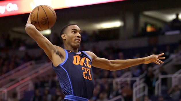 Terrance Ferguson z Oklahoma City smeuje proti Phoenixu.