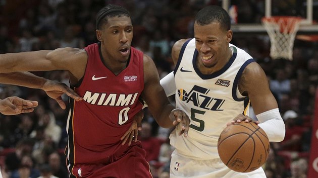 Rodney Hood (vpravo) z Utahu se tla kolem Joshe Richardsona z Miami.