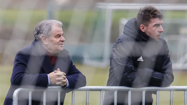 Majitel zlnskho fotbalovho klubu Zdenk ervenka (vlevo) a sportovn manaer Zdenk Grygera sleduj trnink.