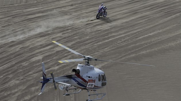 Televizn helikoptra na Dakaru sleduje Xaviera De Soultraita s yamahou.