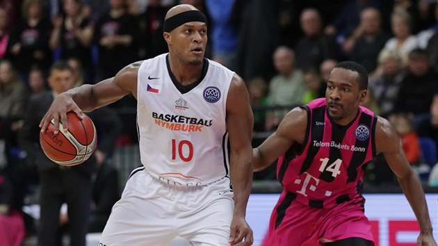 Eugene Lawrence (vlevo) z Nymburka unik� Joshi Mayovi z Bonnu.