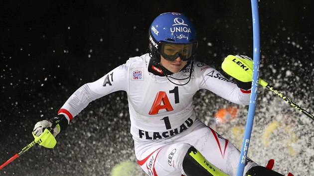 Bernadette Schildov bhem slalomu ve Flachau.