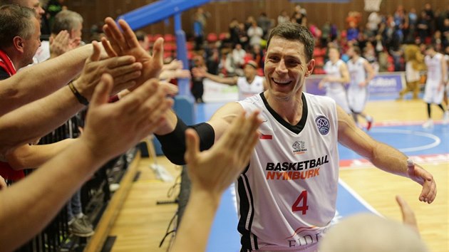 Petr Benda slaví s fanou�ky nymburskou výhru nad Bonnem.