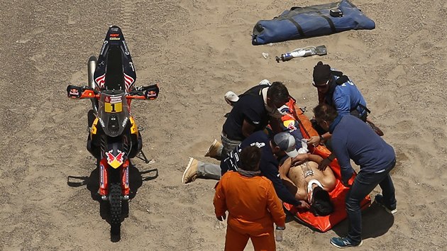 Sam Sunderland ošetřovaný během čtvrté etapy Dakaru.