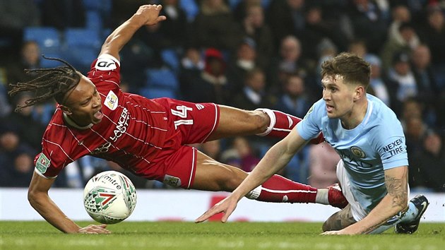 John Stones (vpravo) z Manchester City fauluje  Bobbyho Reida z Bristolu.