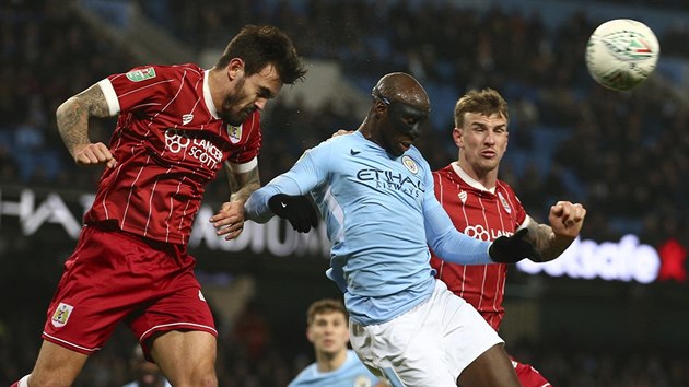 Marlon Pack (vlevo) z Bristolu v souboji s Eliaquimem Mangalou Manchester City.