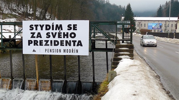 Cedule proti Miloi Zemanovi v Horním Marov u silnice do Pece pod Snkou.