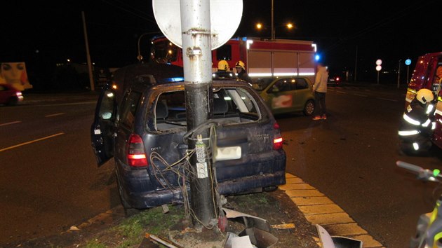 Nehoda dvou osobnch voz na kiovatce ulic Hradeck a Sokolsk v Hradci Krlov (2.1.2018).