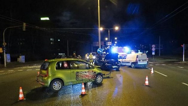 Nehoda dvou osobnch voz na kiovatce ulic Hradeck a Sokolsk v Hradci Krlov (2.1.2018).
