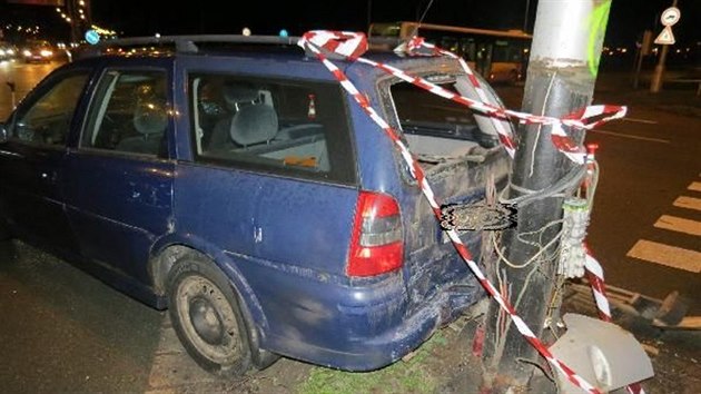 Nehoda dvou osobnch voz na kiovatce ulic Hradeck a Sokolsk v Hradci Krlov (2.1.2018).