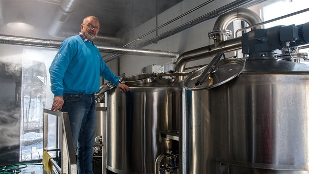 Sládek Jiří Gross právě v neratovském pivovaru vaří Proroka desítku, vzduch je plný mladinových výparů.