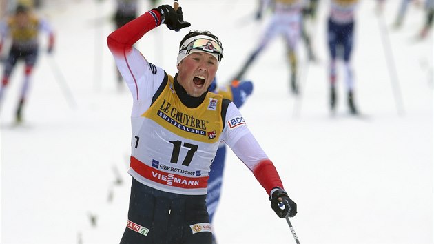 Norsk bec na lych Emil Iversen slav triumf v zvodu na 15 kilometr voln s hromadnm startem v Oberstdorfu.