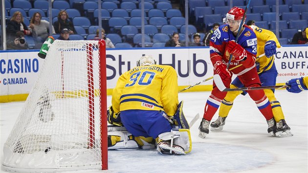 Klim Kostin z Ruska skóruje do švédské sítě v duelu hokejového mistrovství světa do 20 let.