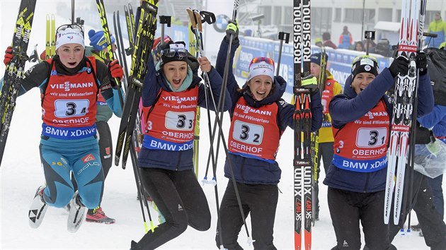 Francouzsk biatlonistky (zprava) Anais Bescondov, Anaïs Chevalierov, Clia Aymonierov, Justine Braisazov slav triumf ve tafet v Oberhofu.