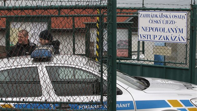 Policisté v zahrádkářské kolonii u Střížovic, kde byli nalezeni tři mrtví.