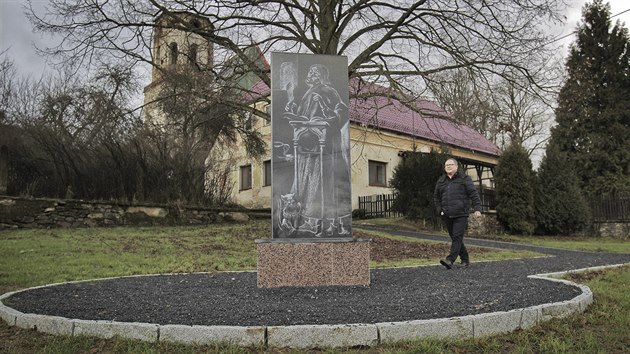 V itboi byl postaven pamtnk spisovatele Jana ze itboe. Na snmku starosta Pobovic, pod kter obec spad, Hynek ha. (2. 1. 2018)