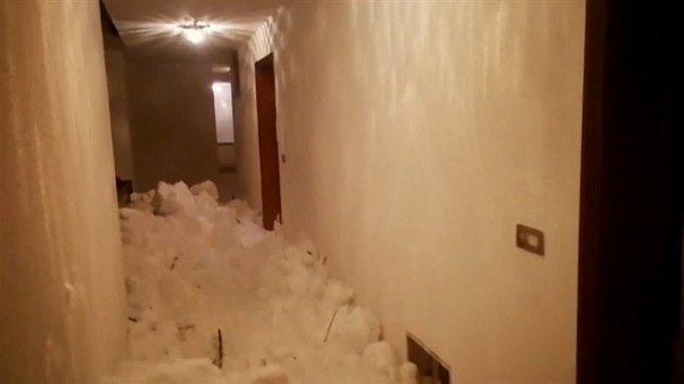 Sn�hová lavina v Itálii zavalila horský hotel