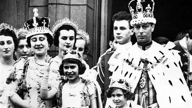 Krlovna matka, krl Ji VI. a princezny Albta a Margaret v den jeho korunovace (1937)
