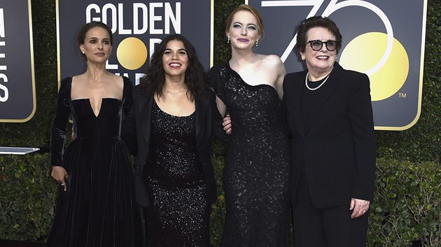 Natalie Portmanová, America Ferrera, Emma Stoneová a Billie Jean Kingová na Zlatých glóbech (Beverly Hills, 7. ledna 2018)