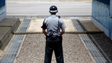 Jihokorejský voják v pohraniní vesnici Pchanmundom (19. ervence 2017)