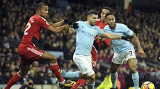 Sergia Agüera z Manchesteru City zkou�í zastavit Marvin Zeegelaar (vlevo) z...