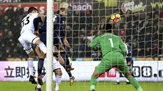 Fernando Llorente (v tmavém) z Tottenhamu dává gól na hiti Swansea.