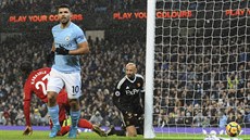 Sergiou Agüero z Manchesteru City slaví vlastní gól Christiana Kabaseleho v...
