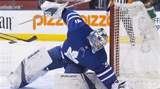 Zasahuje branká Frederik Andersen z Toronta.