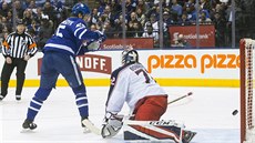 James van Riemsdyk  z Toronta v tomhle souboji uspl a pekonal Sergeje...