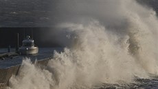 Francouzské pob�e�í b�hem bou�e Carmen. (1. ledna 2018)