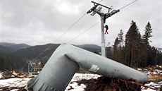 Elektrikái zapojovali idla v kladkách opravené lanovky na Bublav.