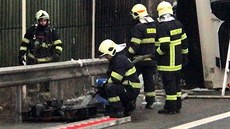 Na dálnici D5 u Lod�nice ho�í náv�s kamionu (7. ledna 2018).